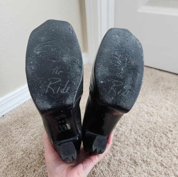 Shaguar Dorritie spiral zip ankle boot by John Fluevog - Picture 9 of 11